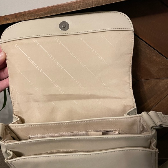 Aurielle Ivory Leather Multi-compartment Crossbody Purse - Picture 10 of 14